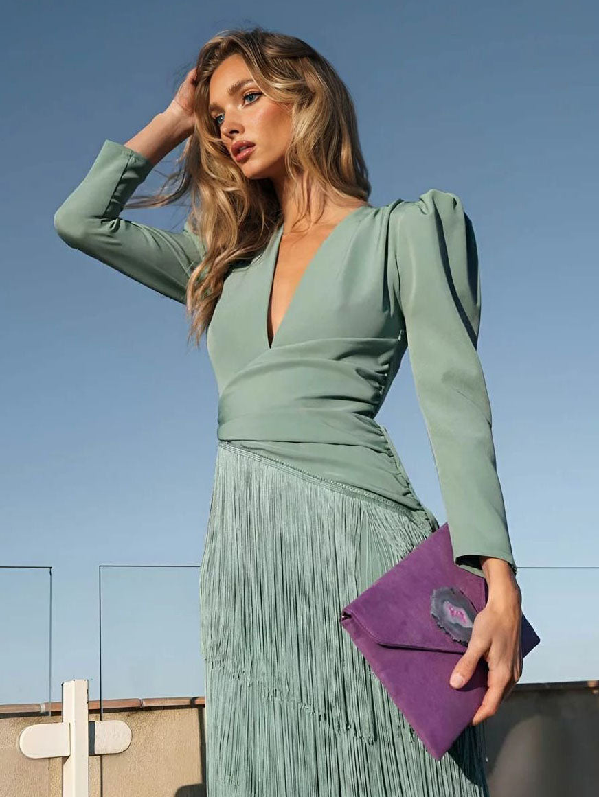 Elegante abito lungo con nappine, scollo a V e maniche lunghe