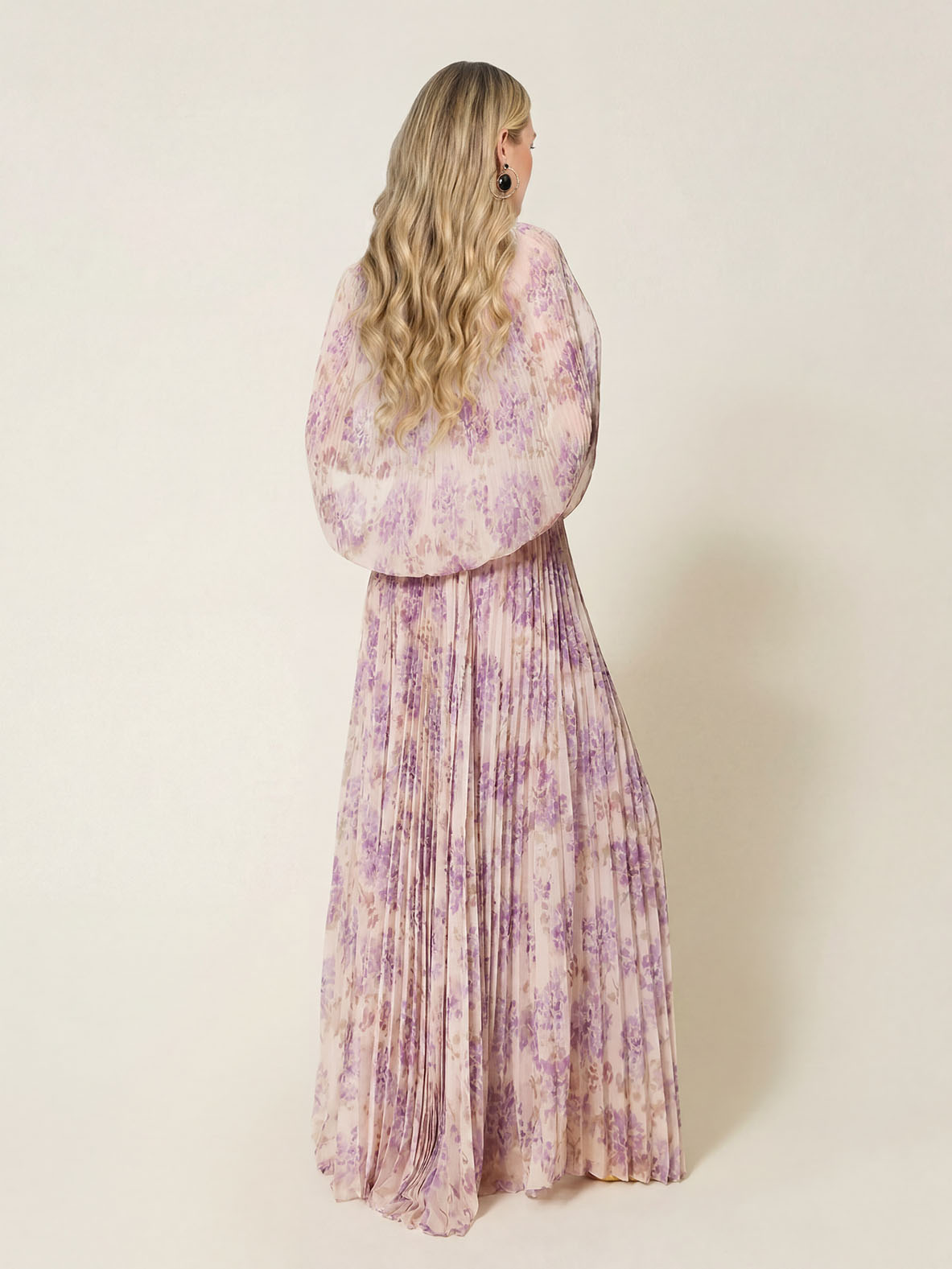 Elegantes Maxikleid mit hohem Kragen, Capeärmeln und Raffungen