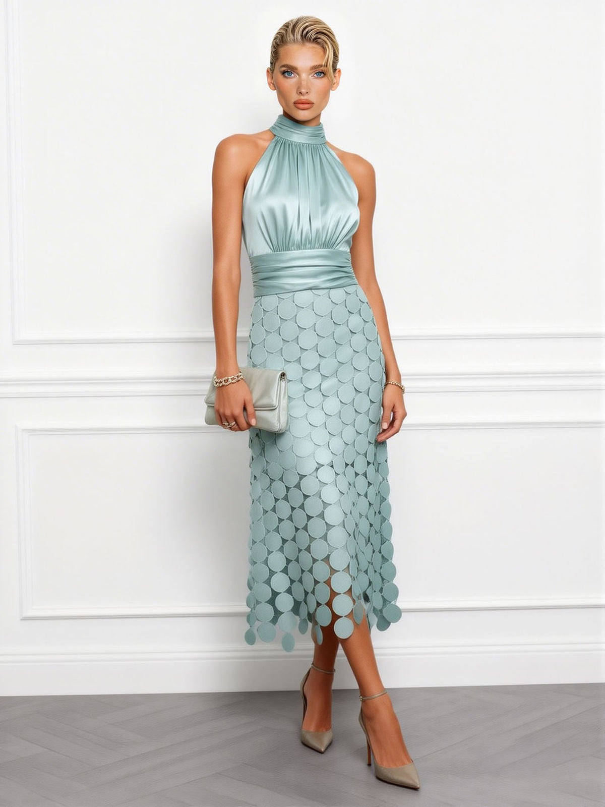 Elegante abito midi con ricami circolari e aperture cut-out