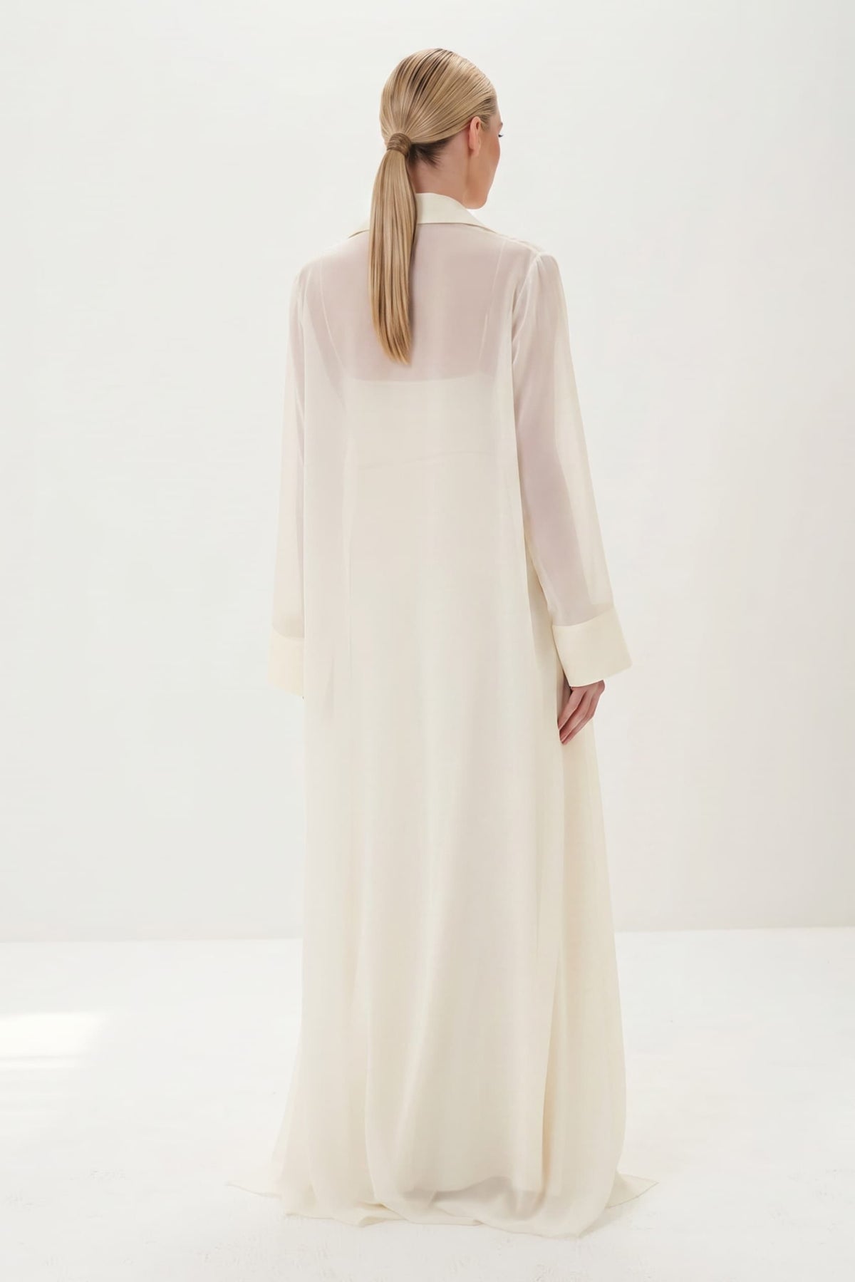 Conjunto elegante de duas peças com vestido comprido de cetim e sobreposição comprida de chiffon transparente