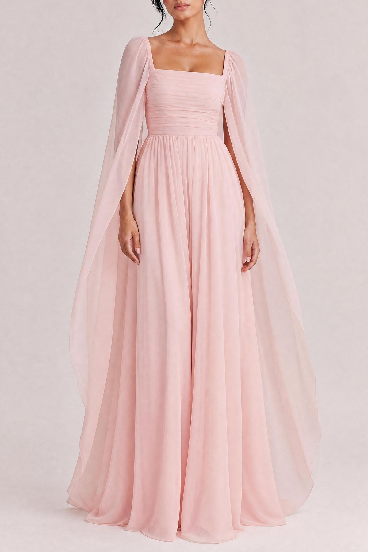 Robe longue élégante en mousseline plissée avec manches cape