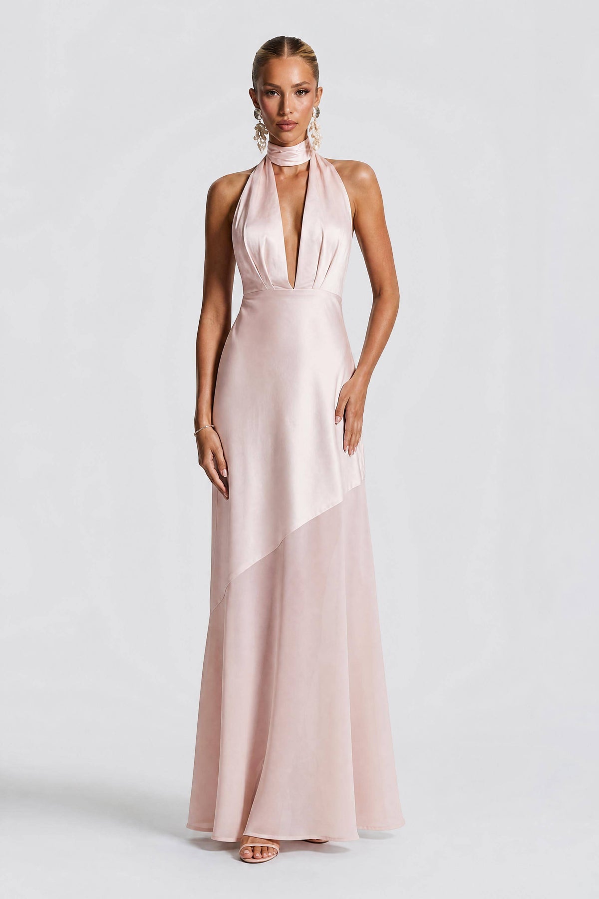 Vestido de noche de satén verde oliva con cuello halter, escote en V pronunciado y corte sirena - vestido formal sexy con espalda descubierta para fiestas, bodas y galas