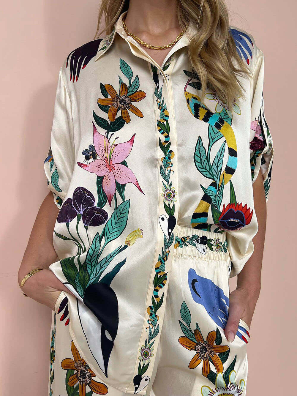 Ensemble moderne et raffiné en satin à imprimé original, composé d’un chemisier ample et d’un pantalon ample à taille élastique et poches