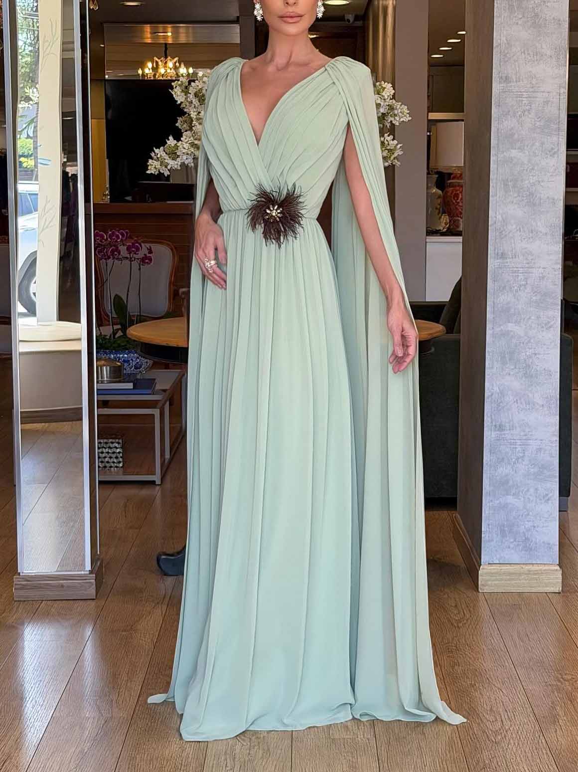 Elegantes Chiffon-Maxikleid mit Drapierung, V-Ausschnitt und Cape-Ärmeln