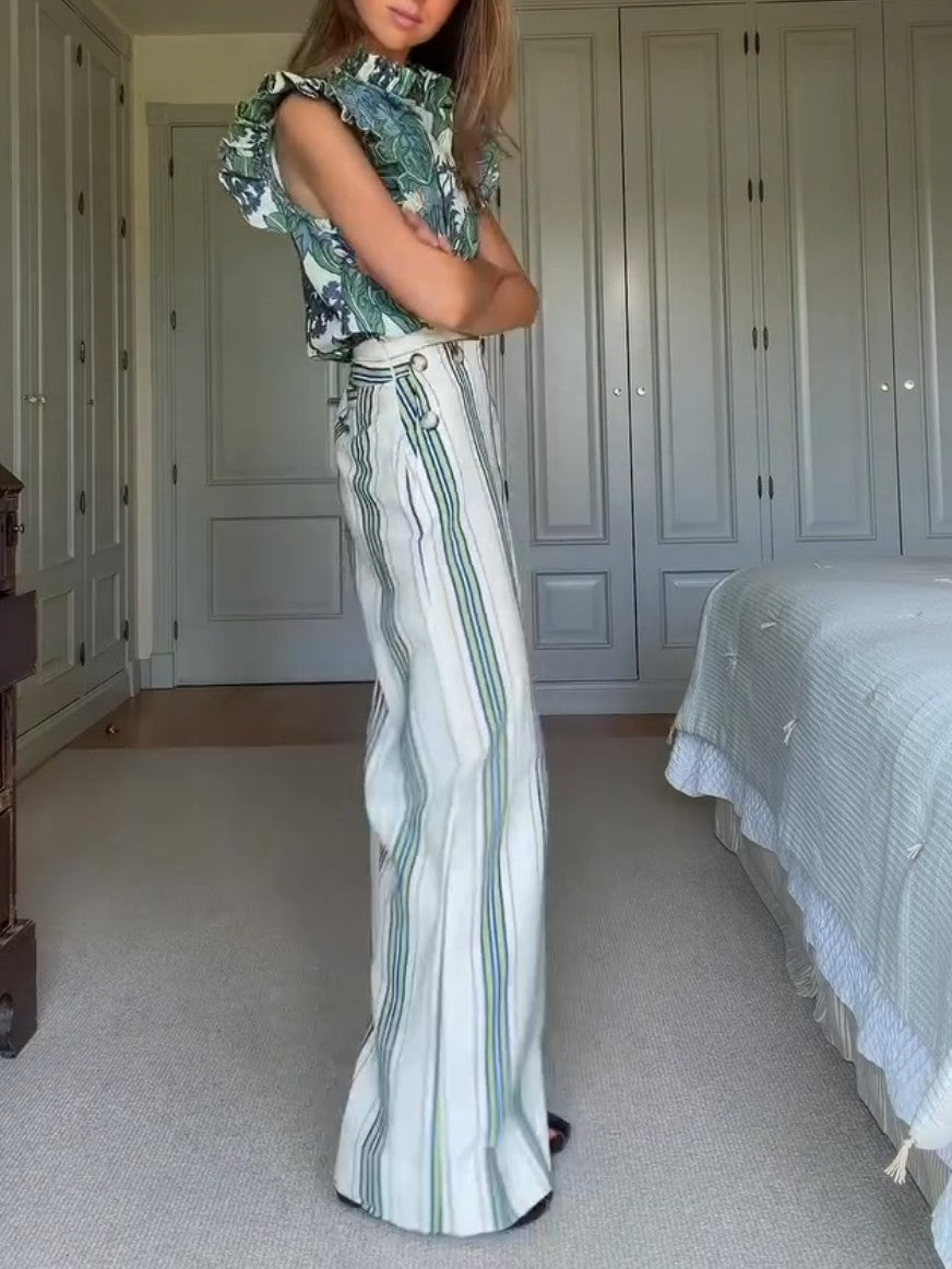 Conjunto de dos piezas con top de volantes con estampado botánico y pantalones a rayas