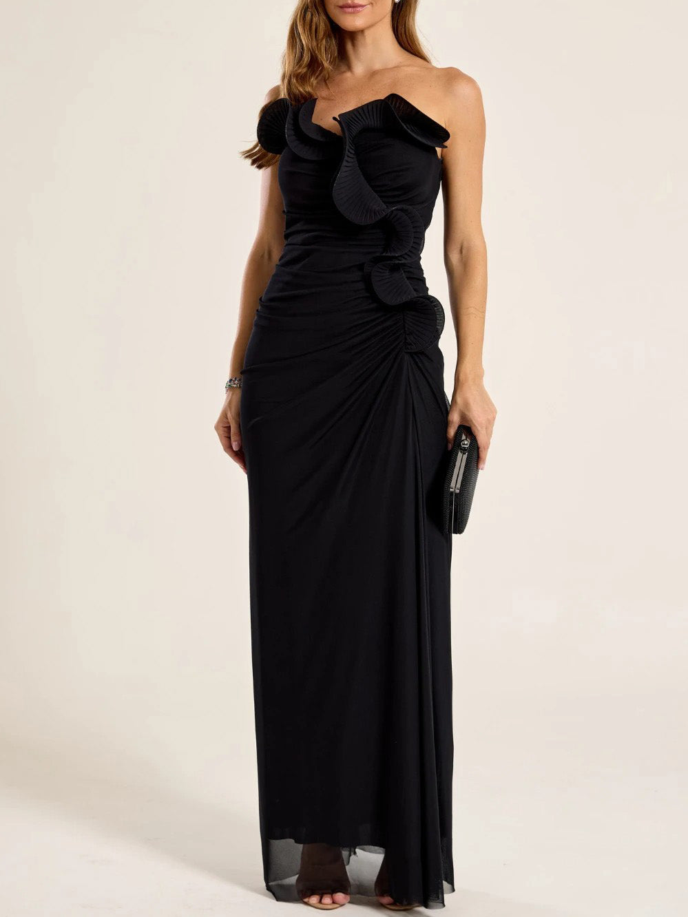 Vestido comprido elegante sem alças, franzido e com aplicação floral