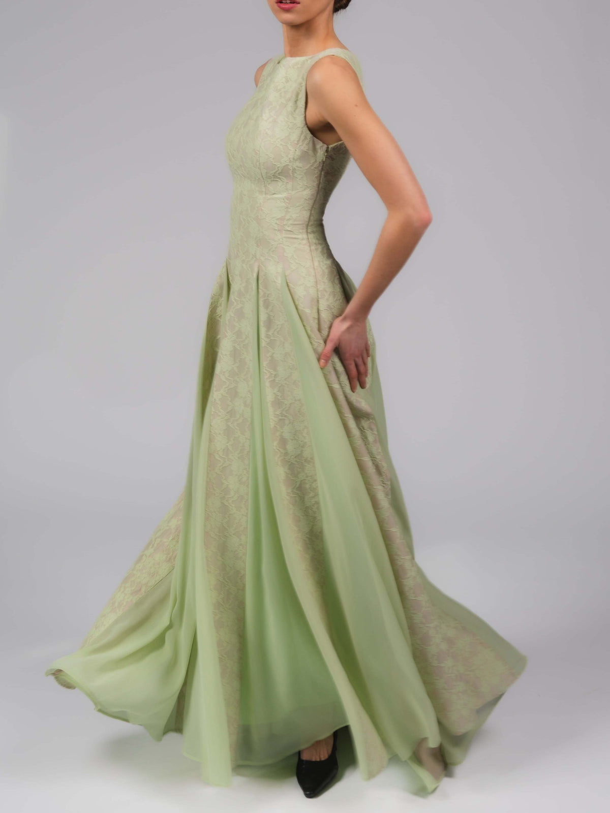 Elegantes Maxikleid mit hohem Kragen und Spitzeneinsatz