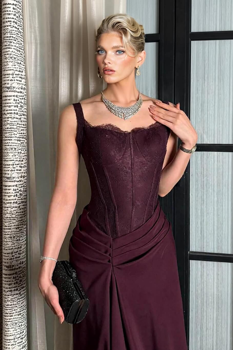 Abito da sera lungo elegante in pizzo con spacco laterale