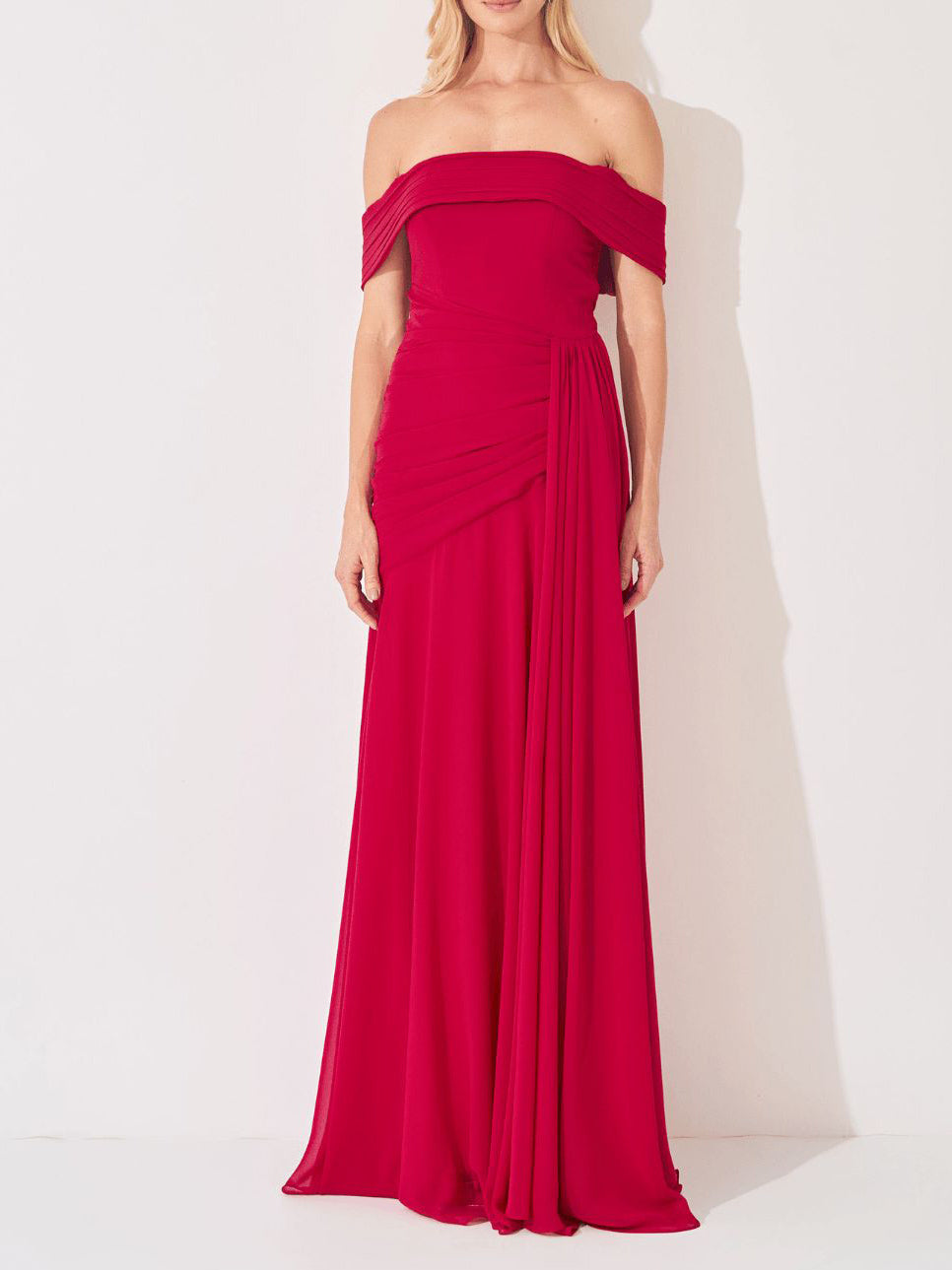 Abito lungo elegante in chiffon arricciato con spalle scoperte
