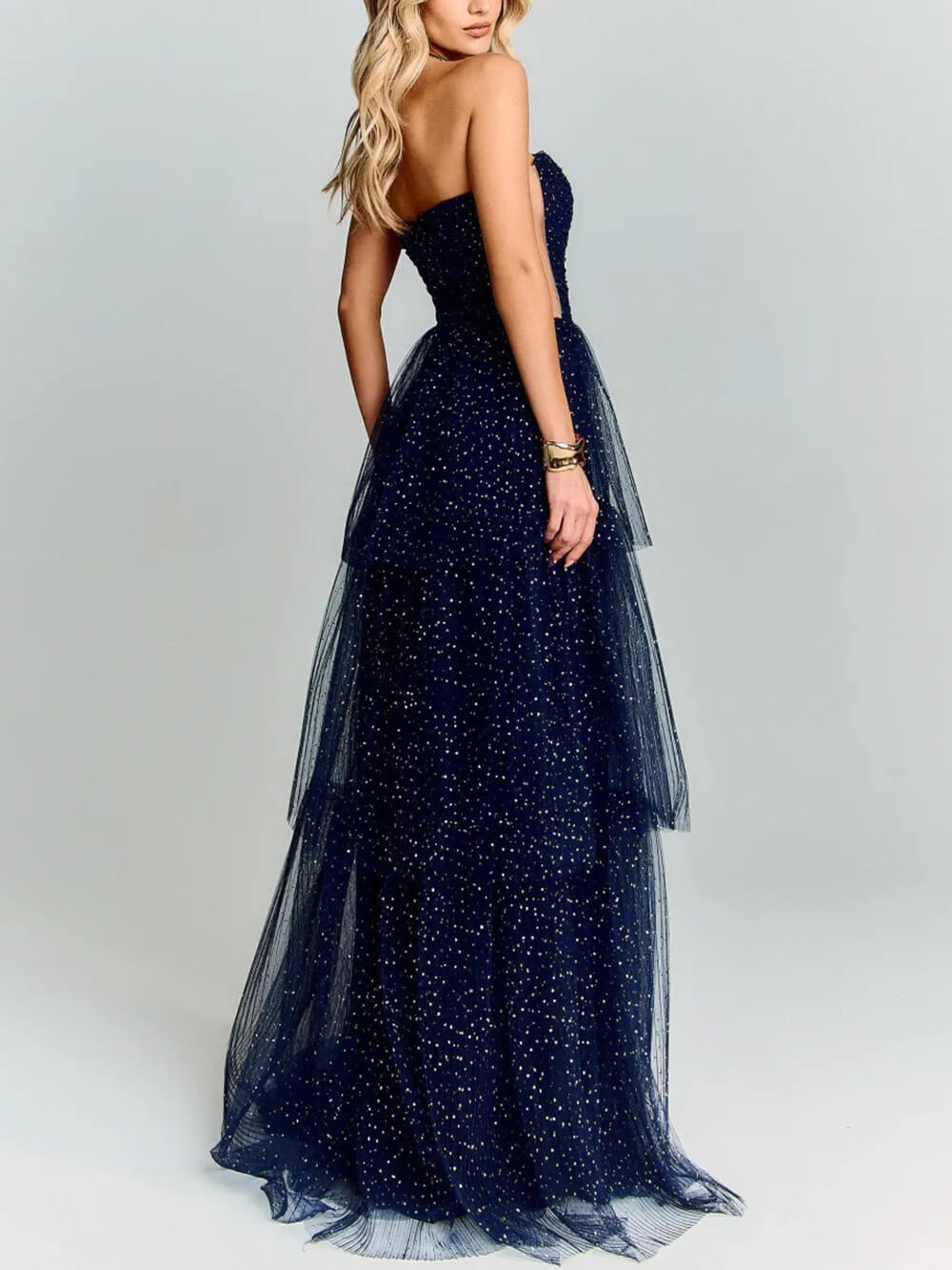 Elegantes Party-Maxikleid aus marineblauem Tüll mit Punkten und Lagenlook