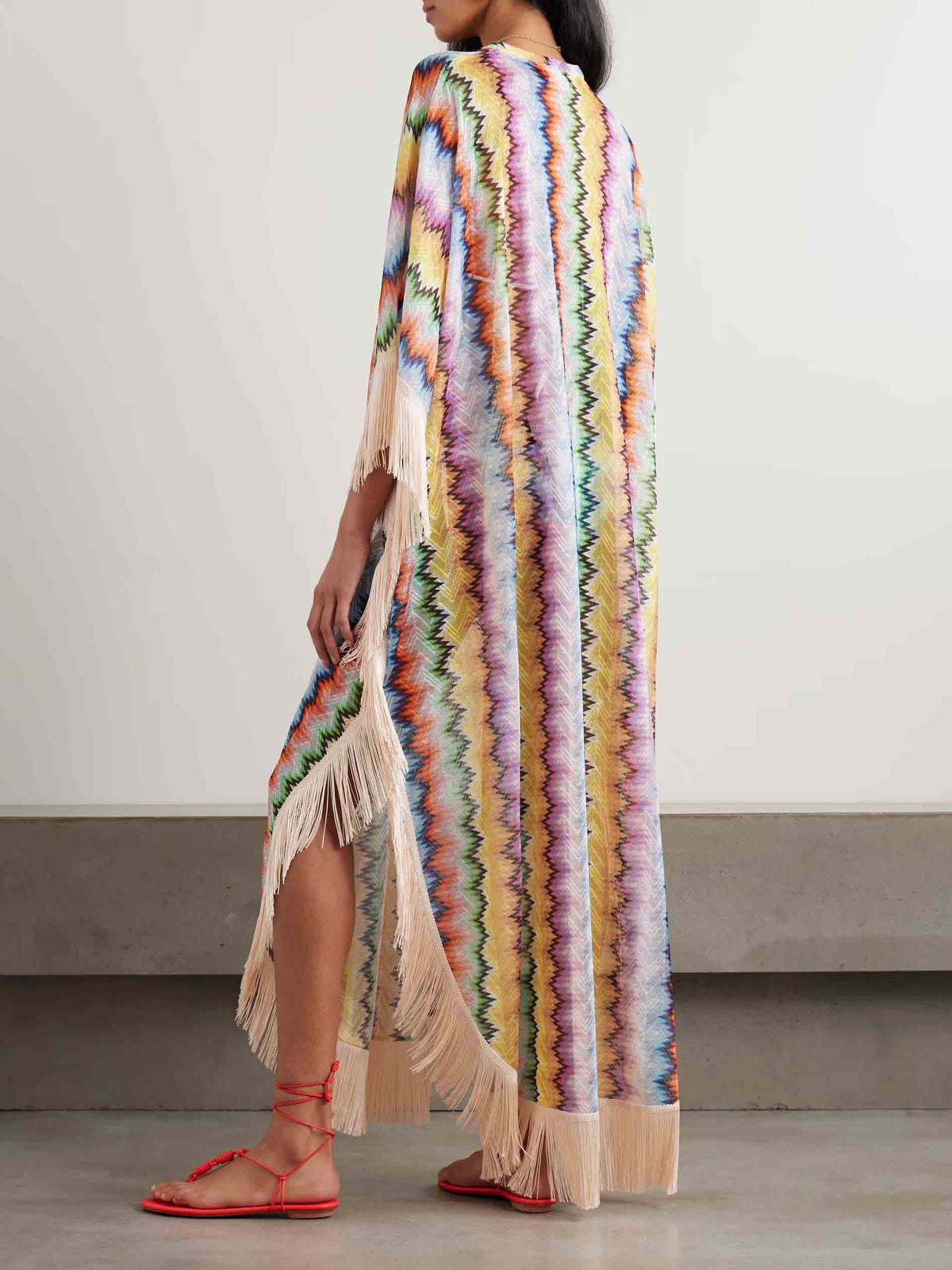 Vestido kaftán maxi exquisito multicolor con estampado de chevrones y flecos