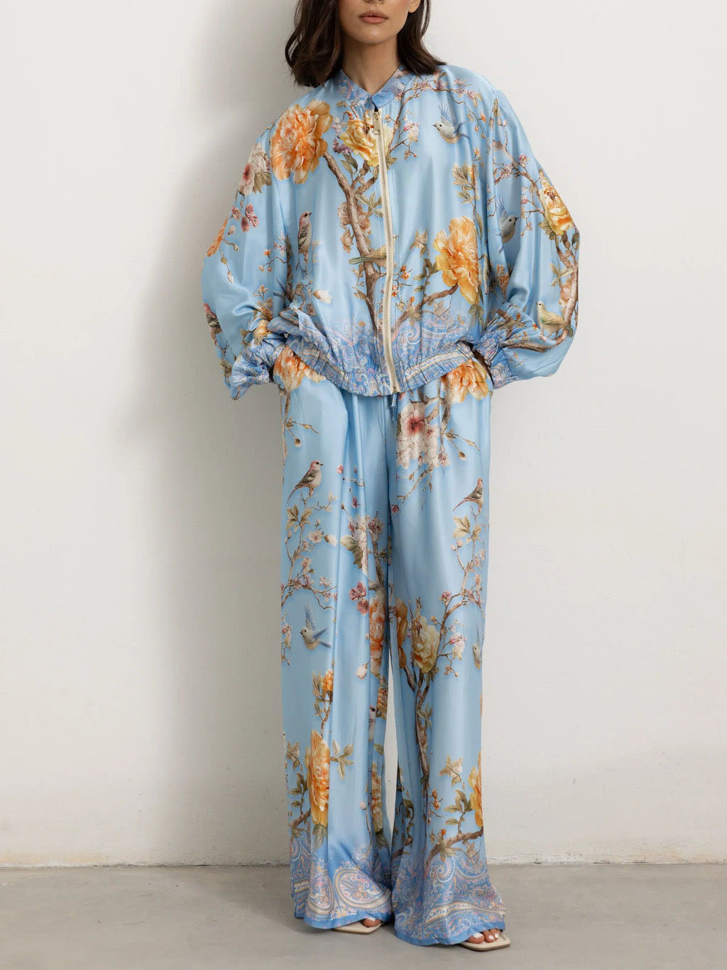 Elegante Hose mit Blumen- und Vogelprint und weitem Bein