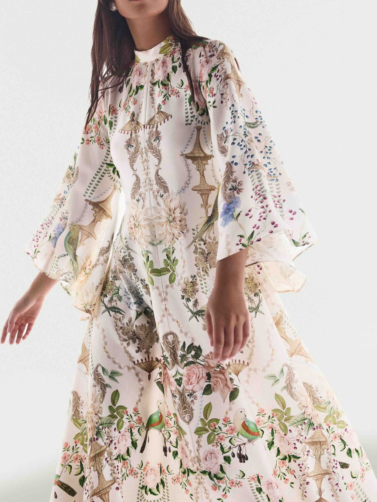 Robe longue élégante en satin à imprimé floral et manches évasées