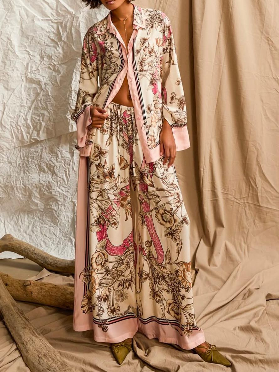 Calças elegantes de cetim com estampado floral e pernas largas