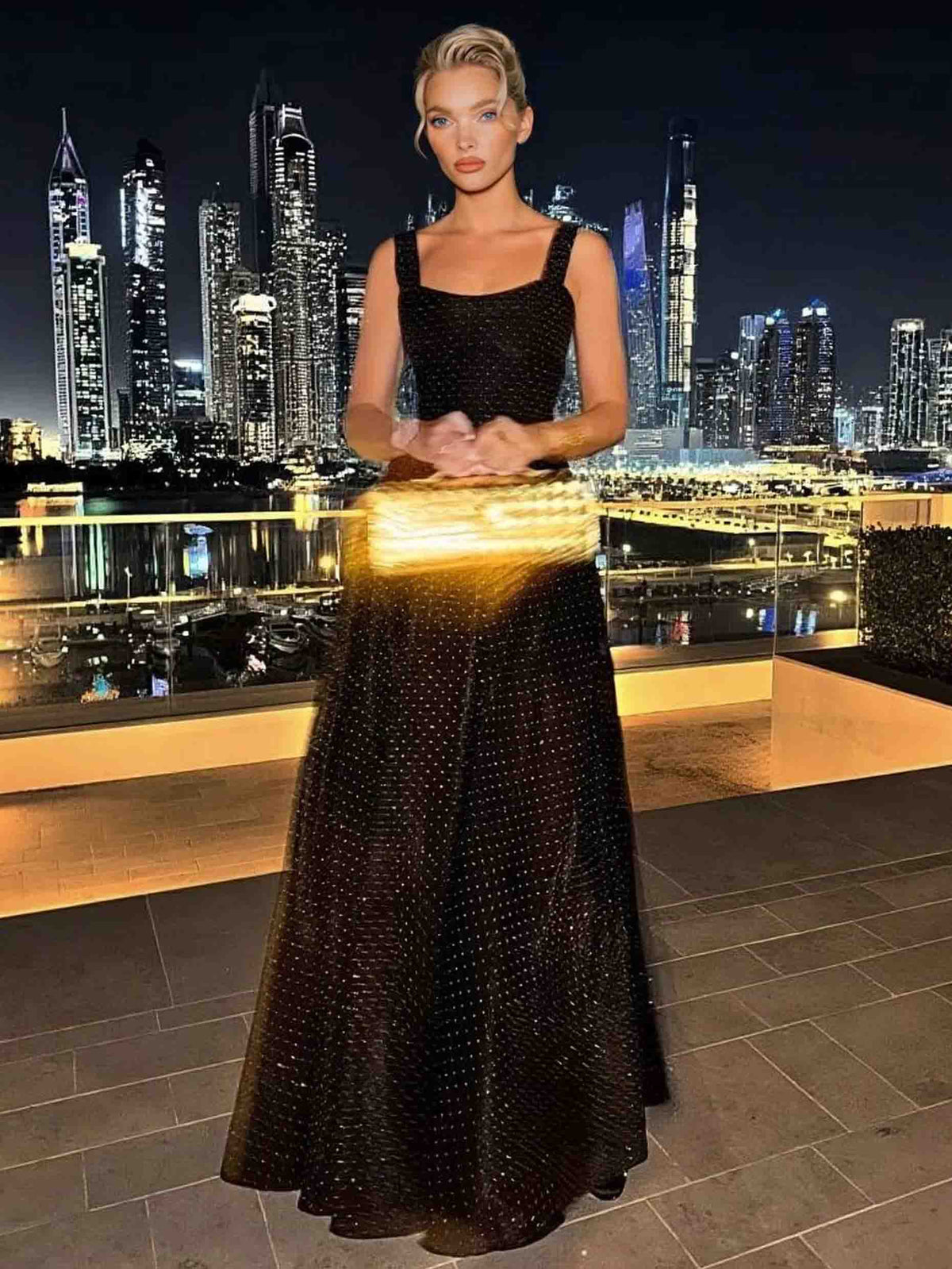 Vestido comprido elegante sem mangas com bainha volumosa