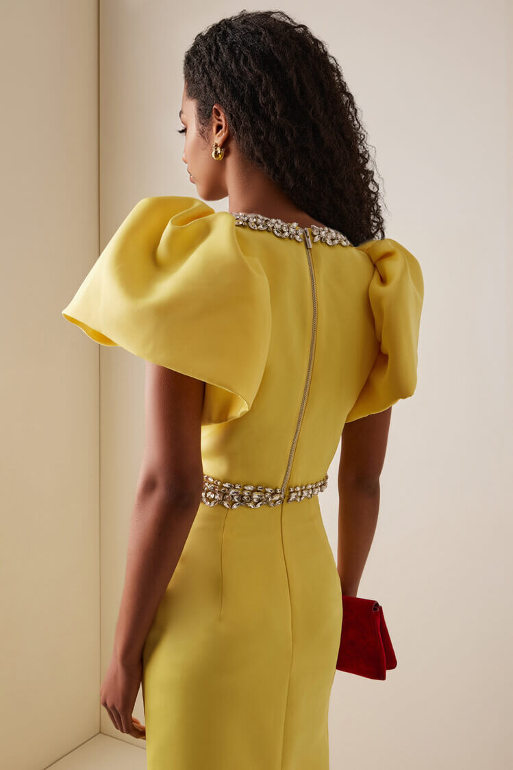 Ensemble raffiné composé d’un haut à manches bouffantes orné de strass et d’une jupe longue fendue