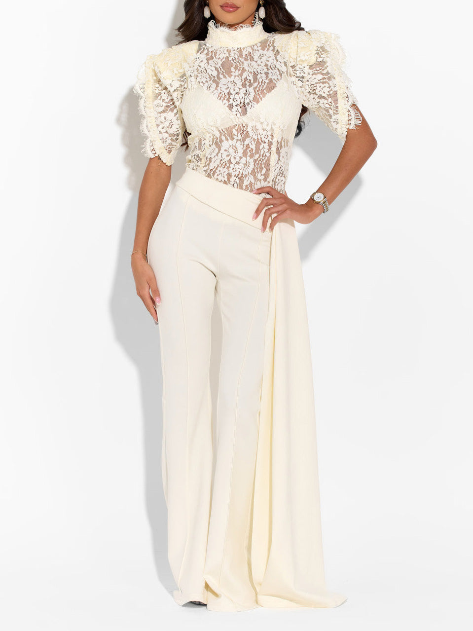 Elegante completo a due pezzi con top in pizzo a collo alto e pantaloni a gamba larga