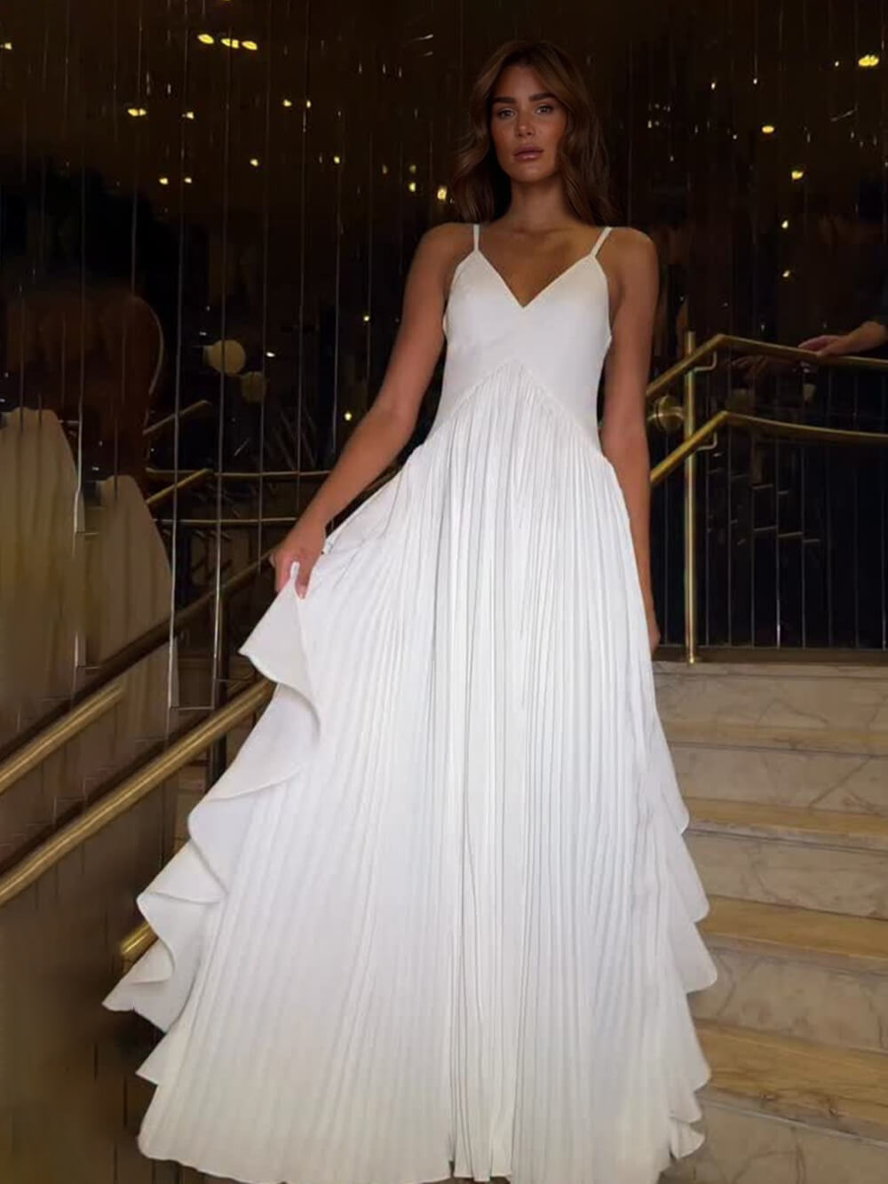 Delicato abito lungo da festa bianco a strati, con inserti patchwork e arricciature