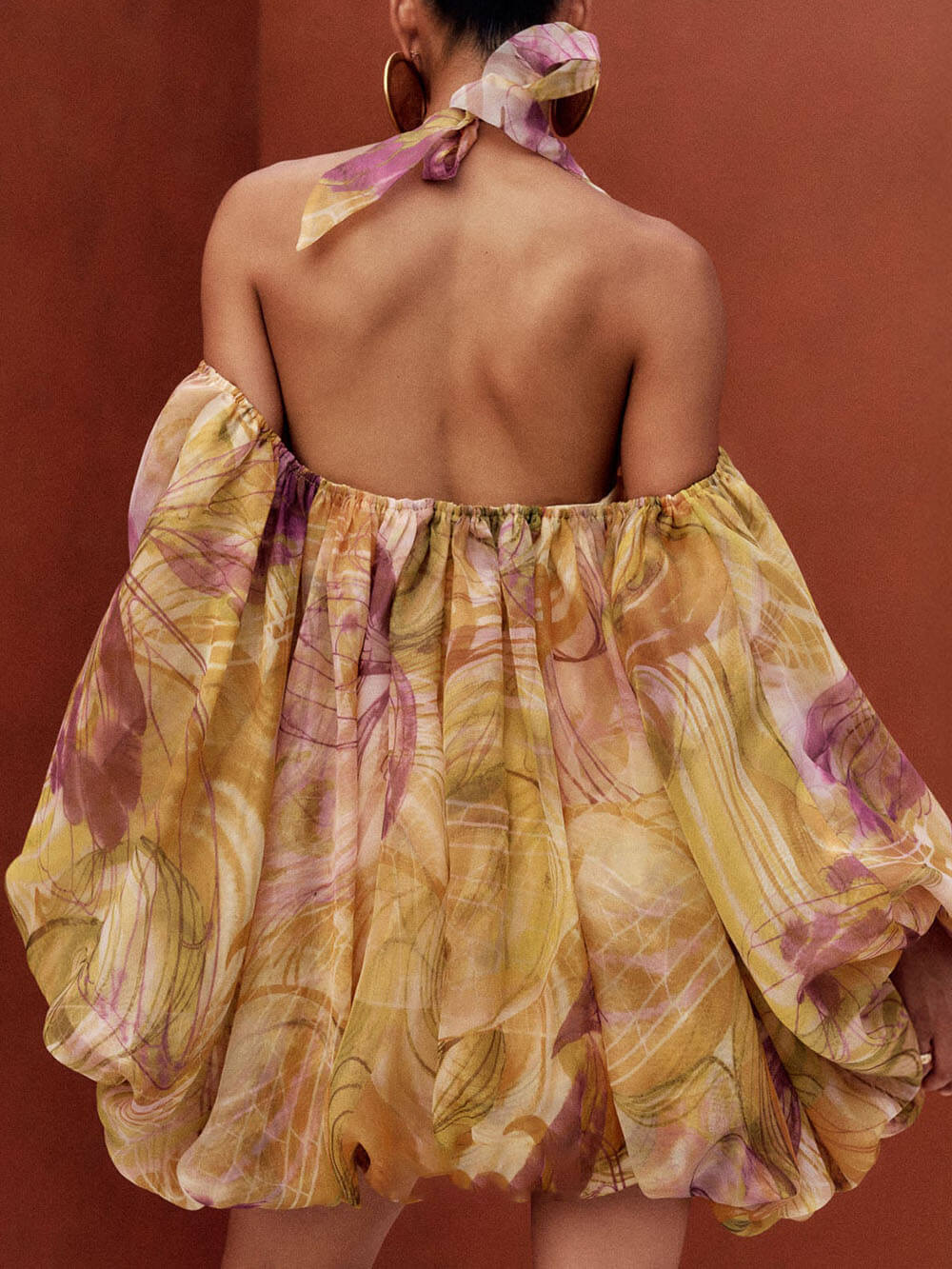 Exquisites Mini-Ballonkleid mit Print, Neckholder, Carmen-Ausschnitt und Rüschen