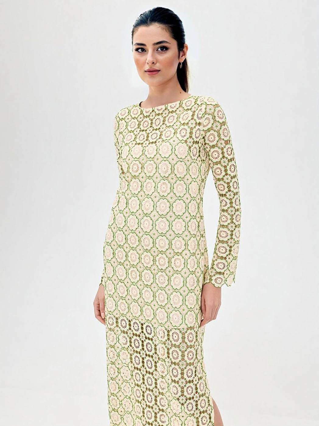 Vestido maxi elegante de renda de croché com mangas compridas