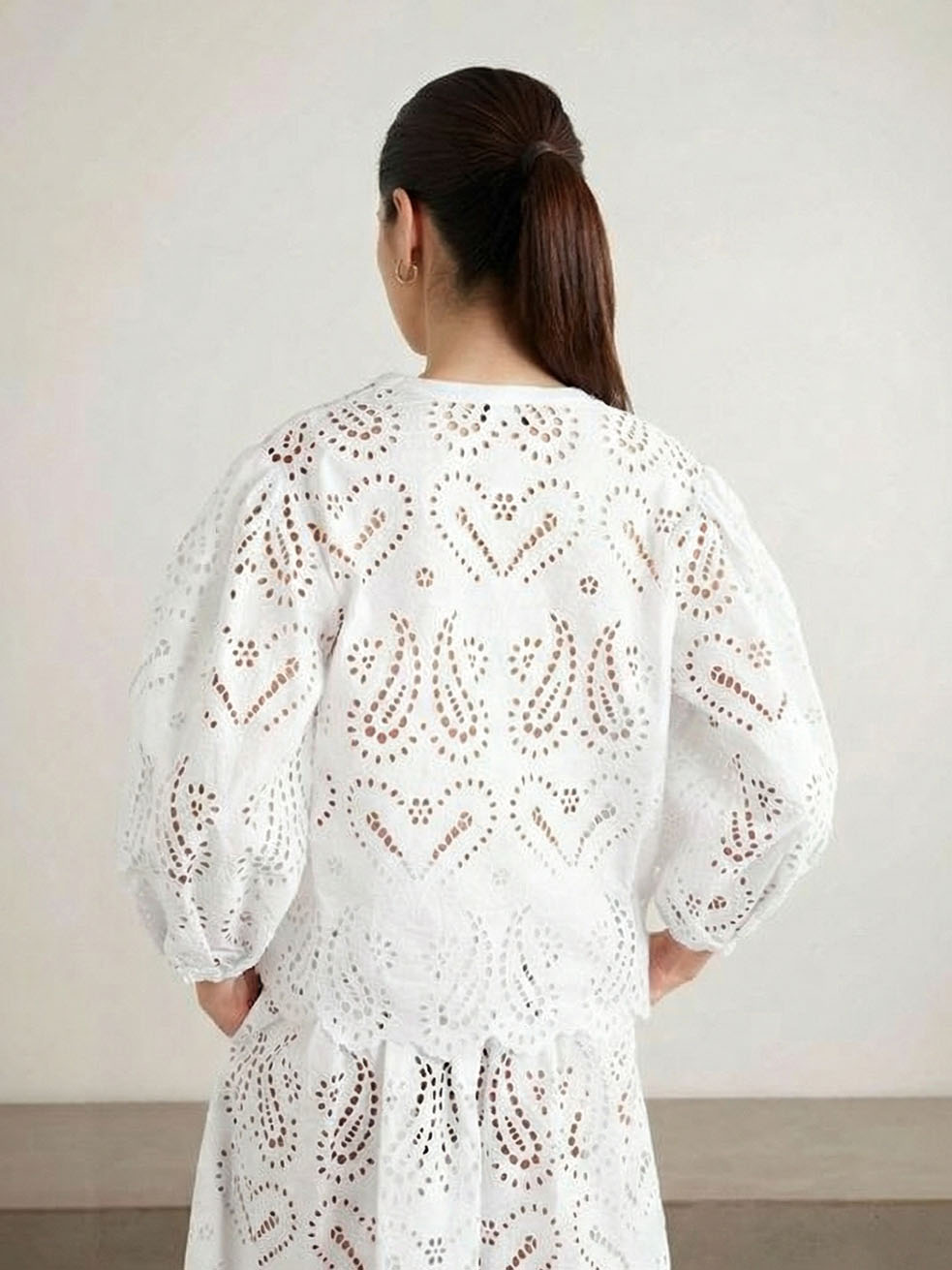 Elegante completo due pezzi con camicia e gonna in pizzo ricamato con aperture
