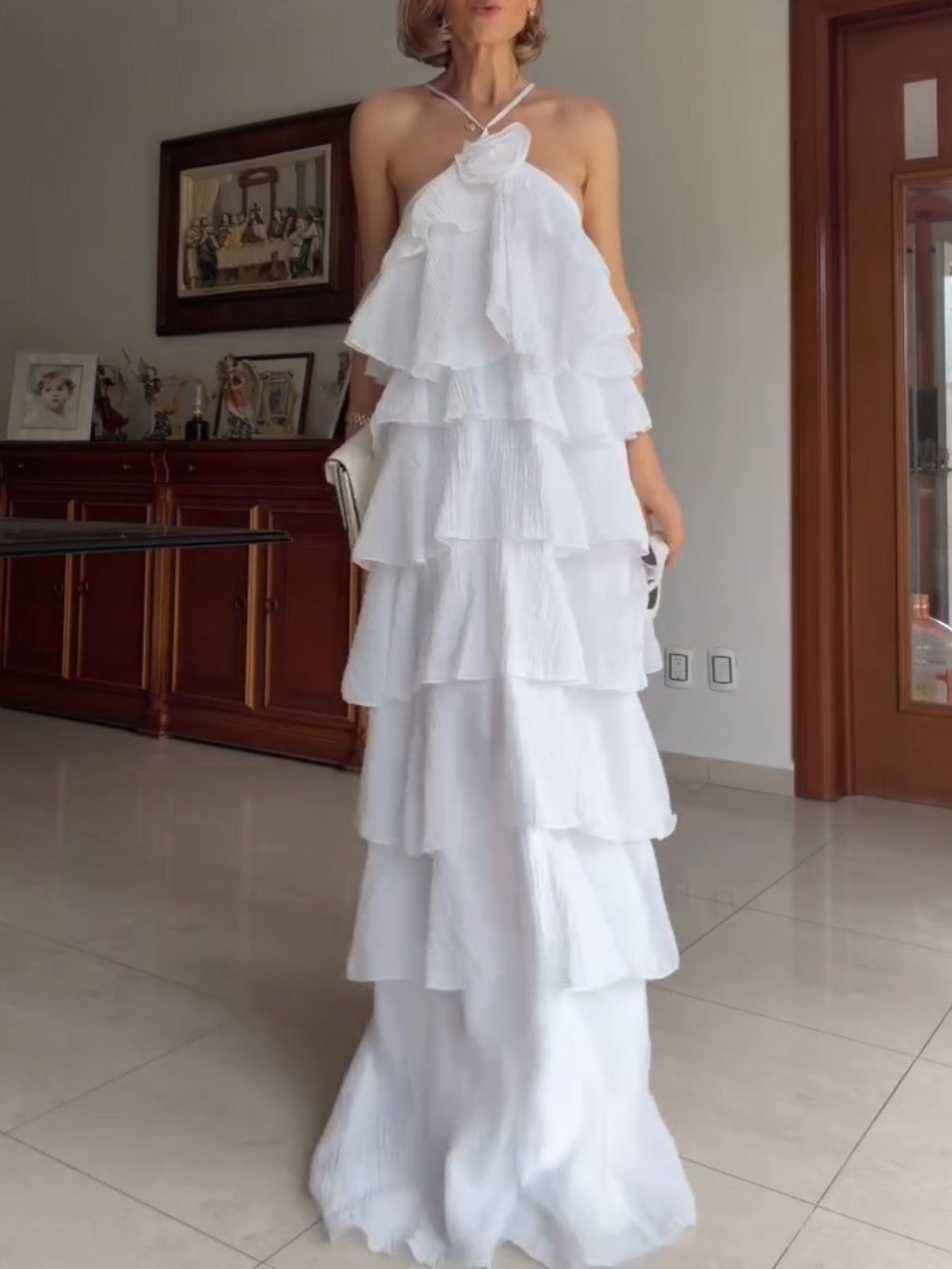 Elegantes Neckholder-Maxikleid mit Stufen und Rüschen