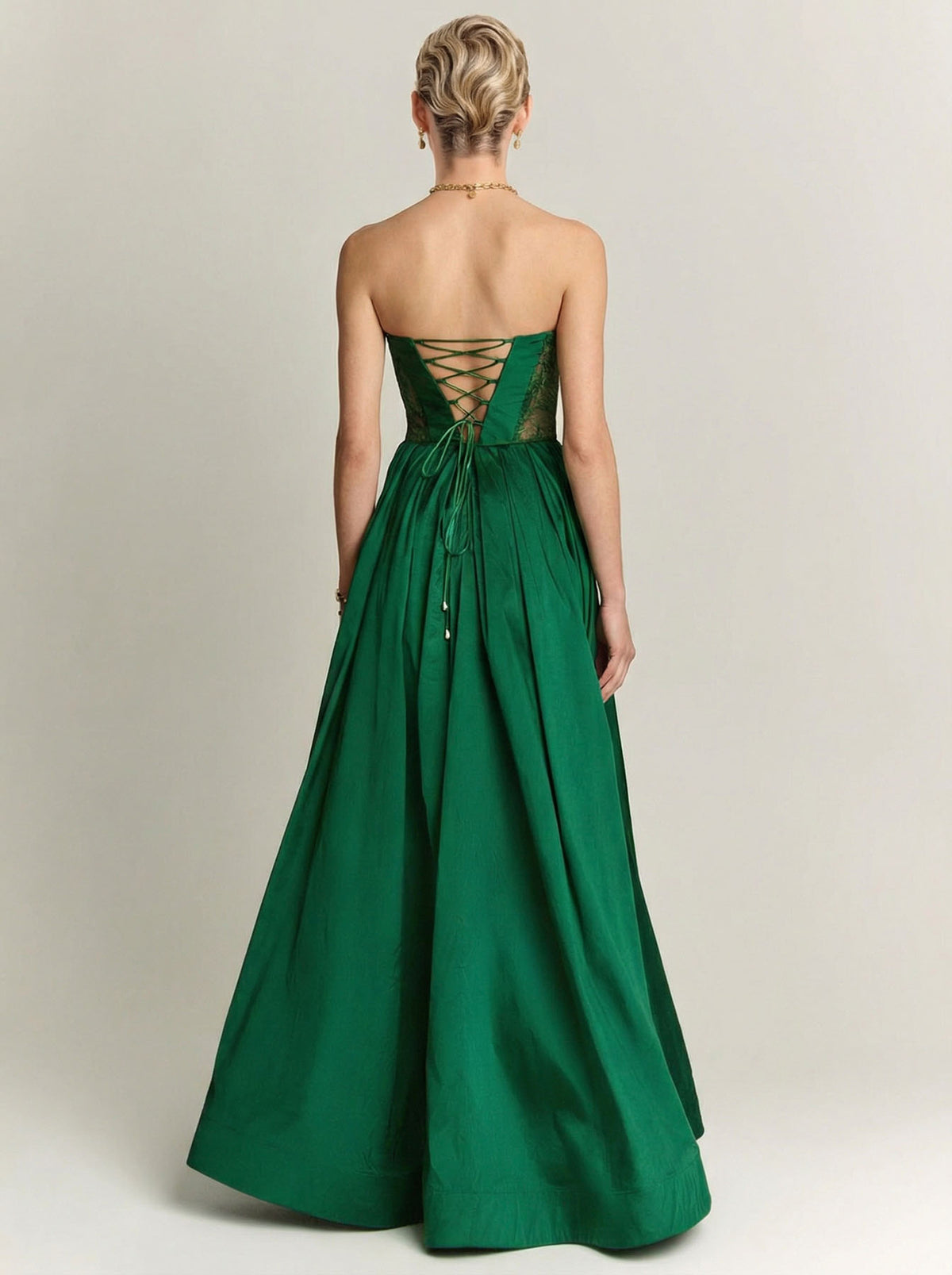 Elegantes trägerloses Maxikleid im Ballkleidstil mit Spitzeneinsätzen