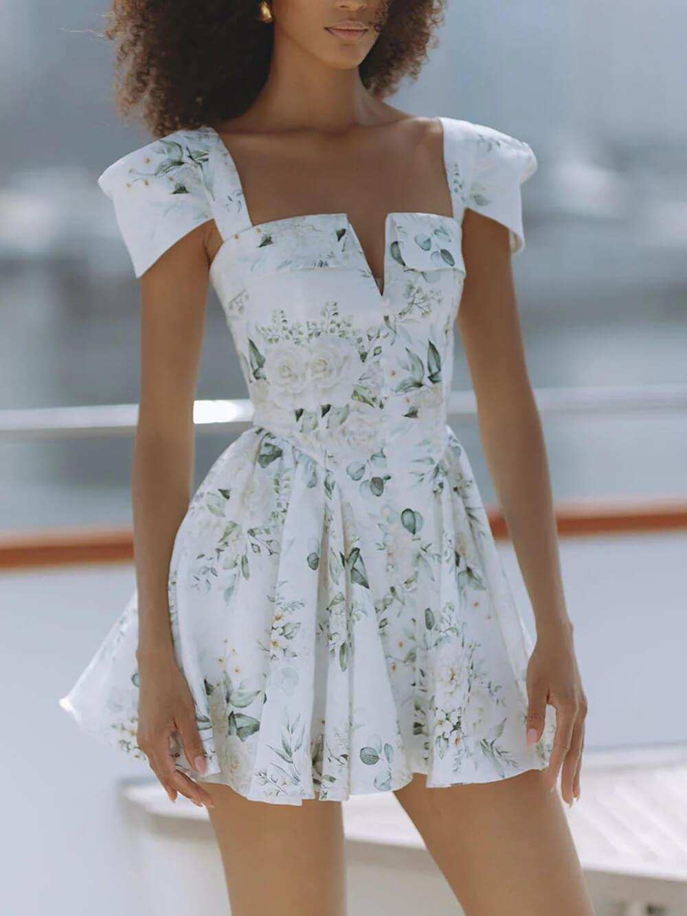 Mini-robe délicate à imprimé floral, dos ouvert et liens