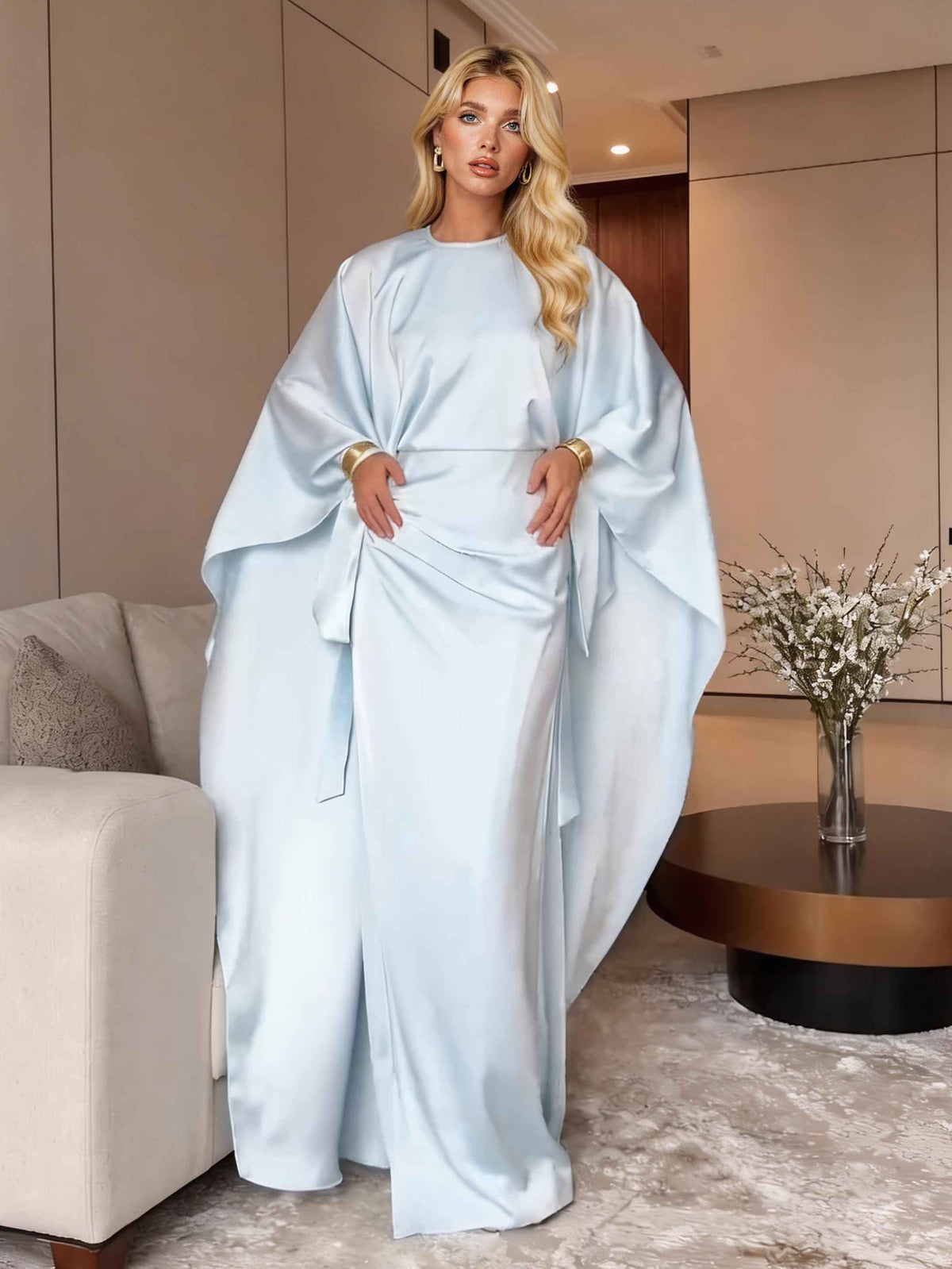 Elegantes Maxikleid aus plissiertem Satin mit Fledermausärmeln