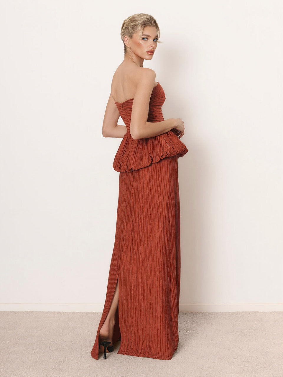 Elegantes trägerloses Zweiteiler-Set mit gerafftem Rock