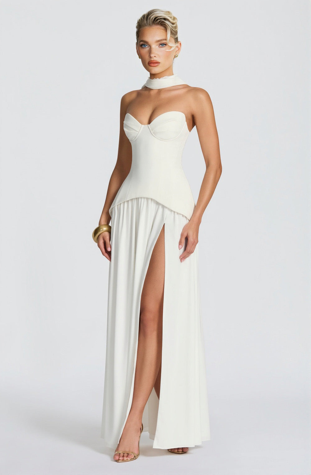 Vestido largo elegante de fiesta con escote corazón y abertura alta