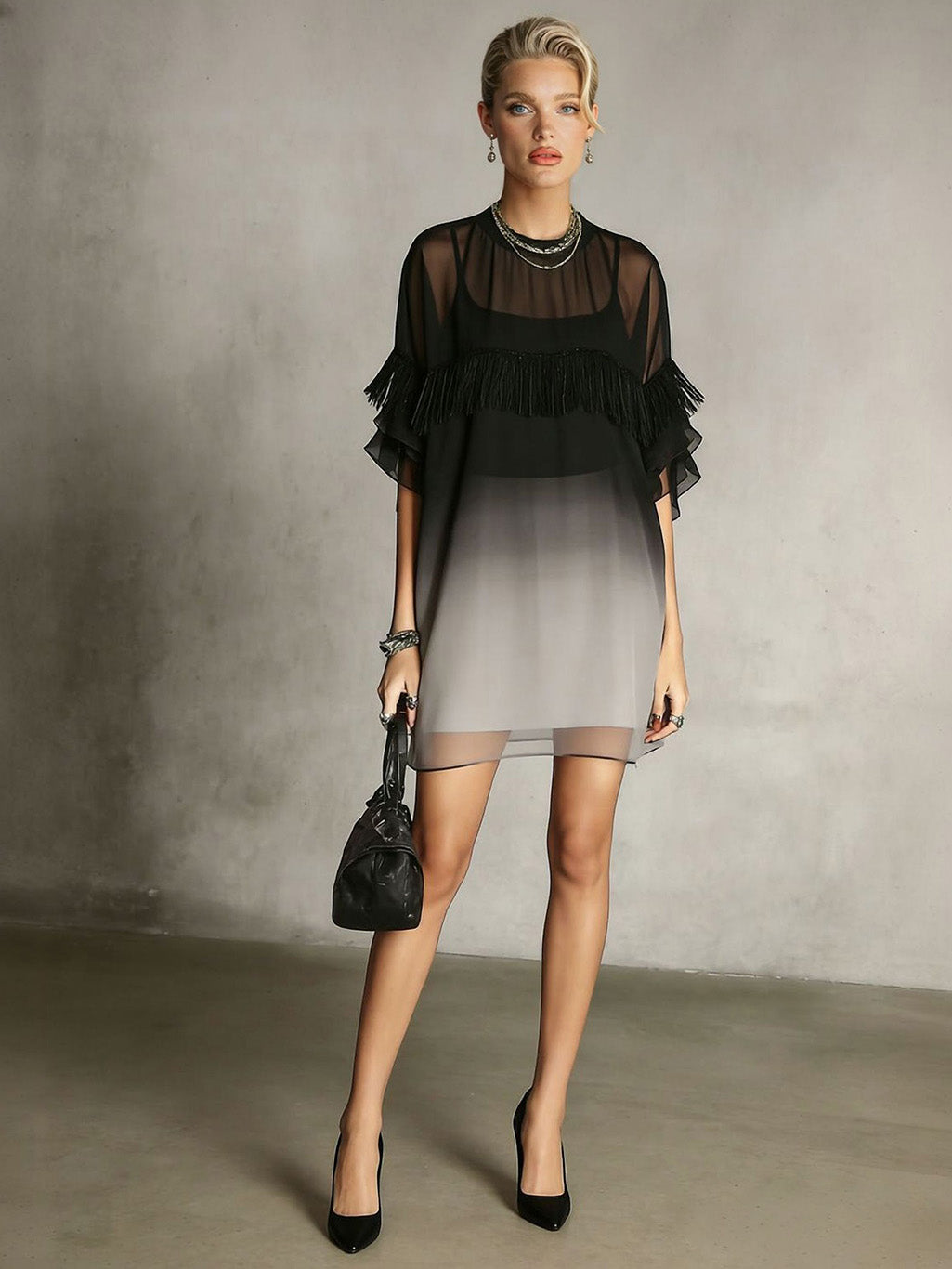 Vestido curto requintado em chiffon com degradé e acabamento de franjas