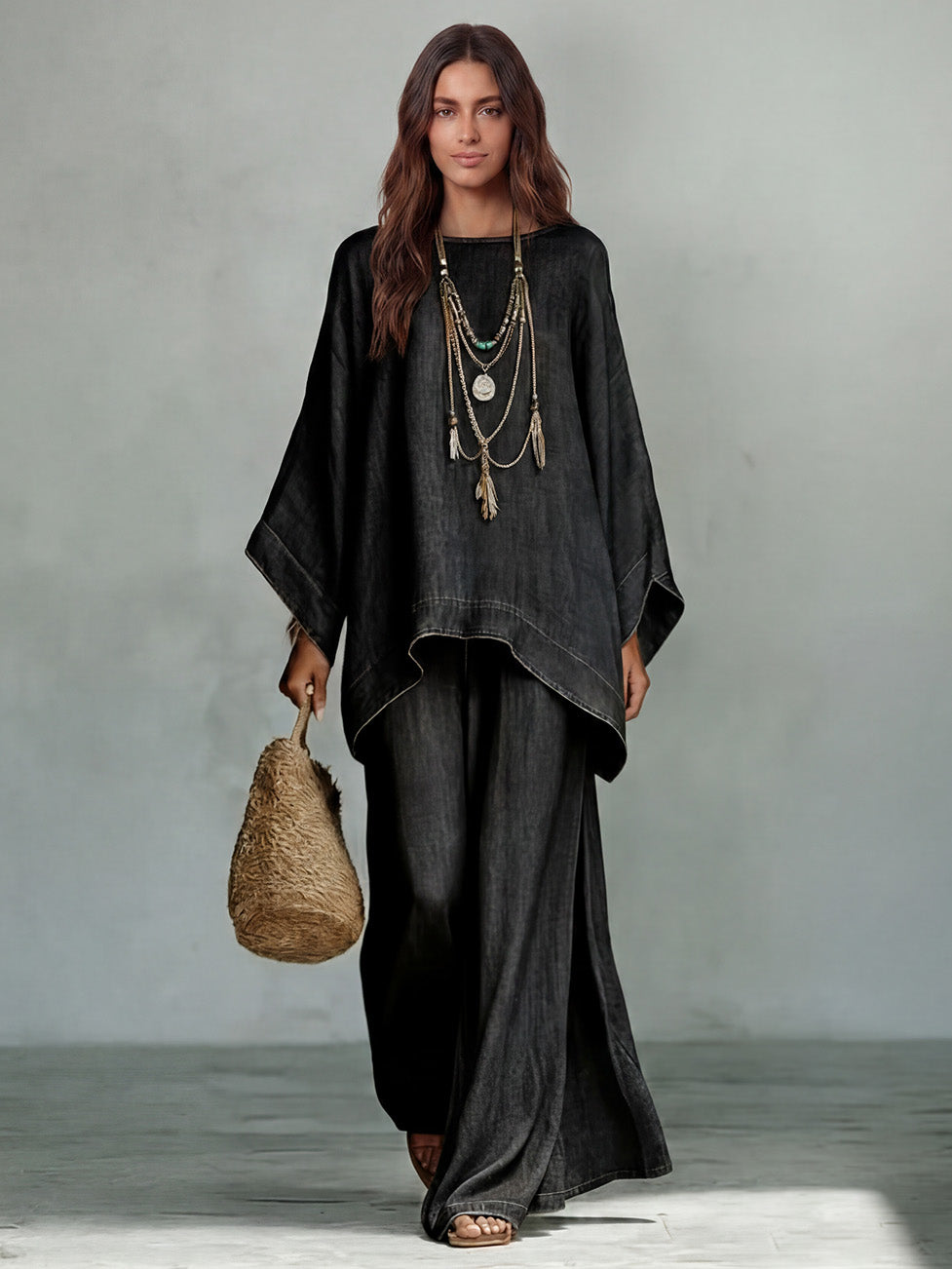 Completo casual in denim con top asimmetrico a maniche a pipistrello e pantaloni a gamba larga