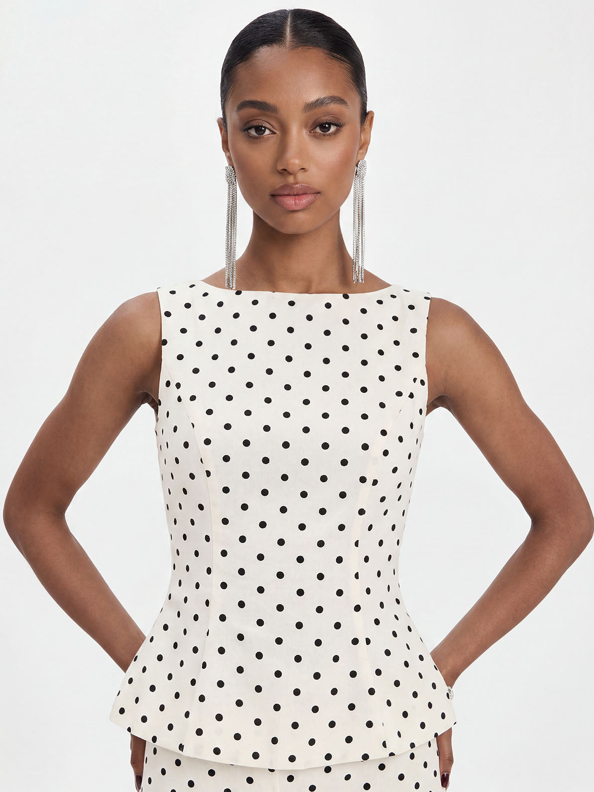 Elegante completo a due pezzi con top senza maniche e gonna a pois