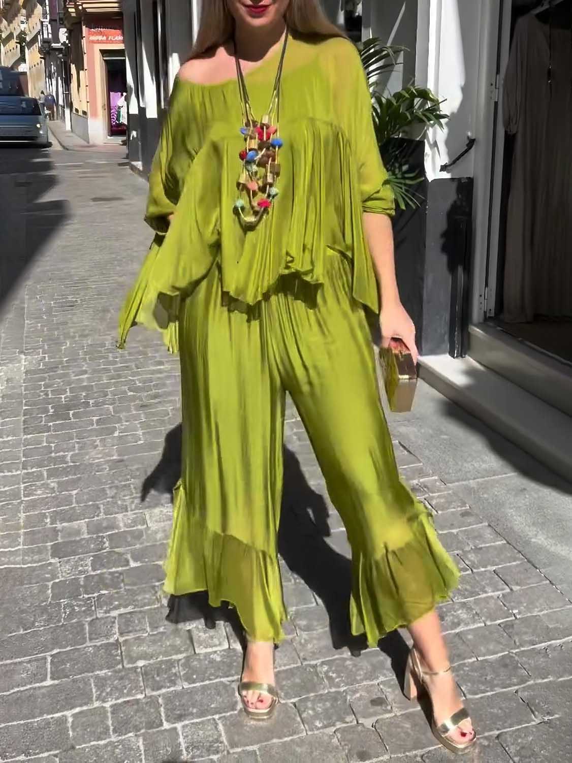 Elegante completo a due pezzi con top asimmetrico e pantaloni a gamba larga con volant