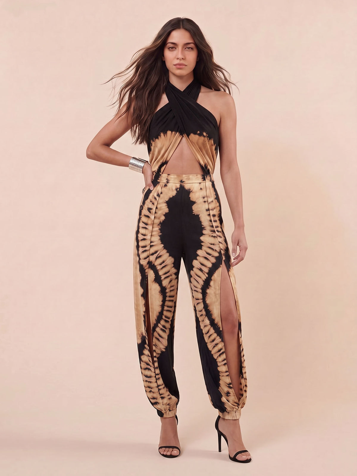 Rückenfreier Jumpsuit im Boho-Stil mit Batikmuster