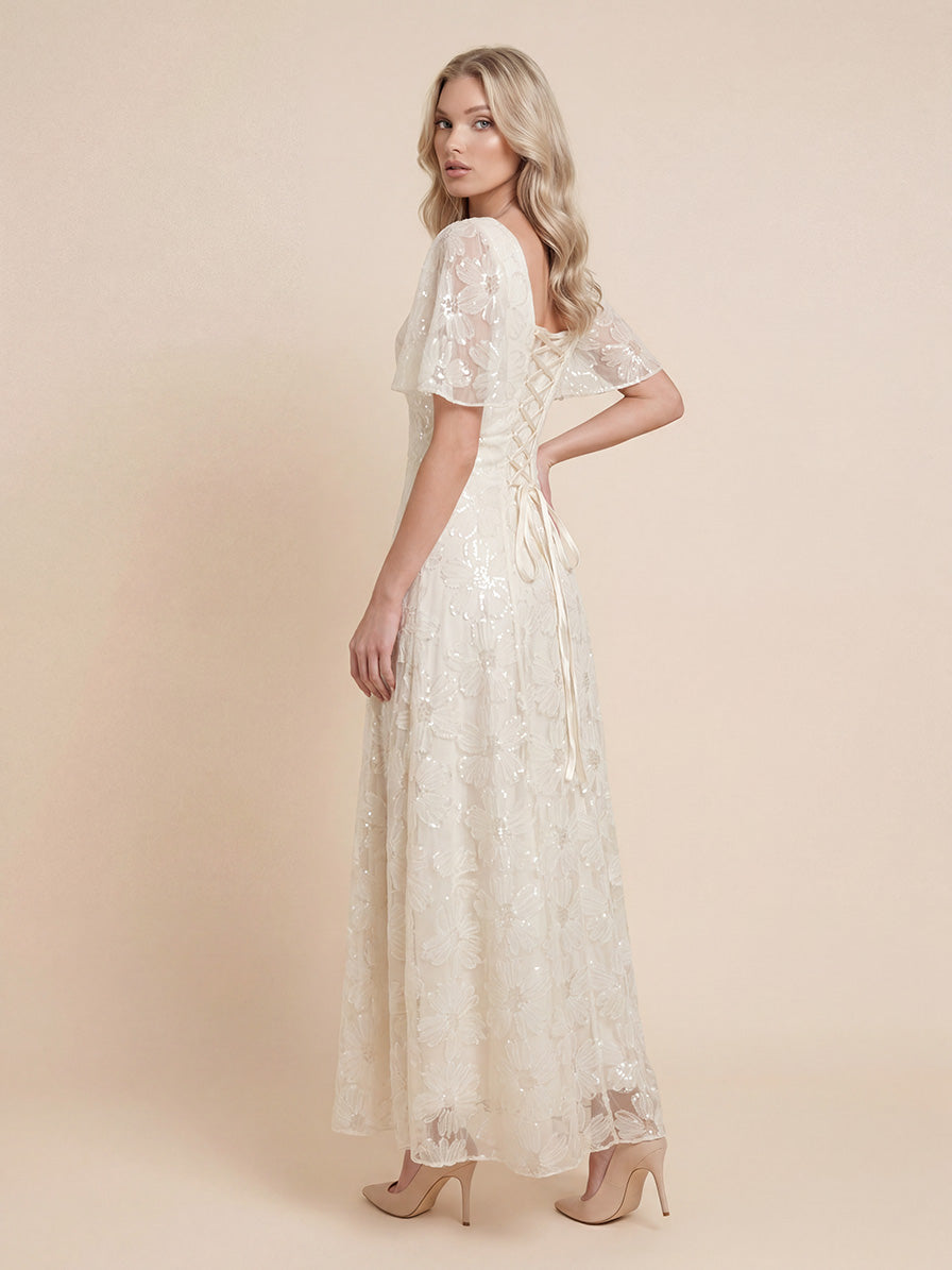 Vestido comprido elegante em tule transparente com bordado floral e decote quadrado