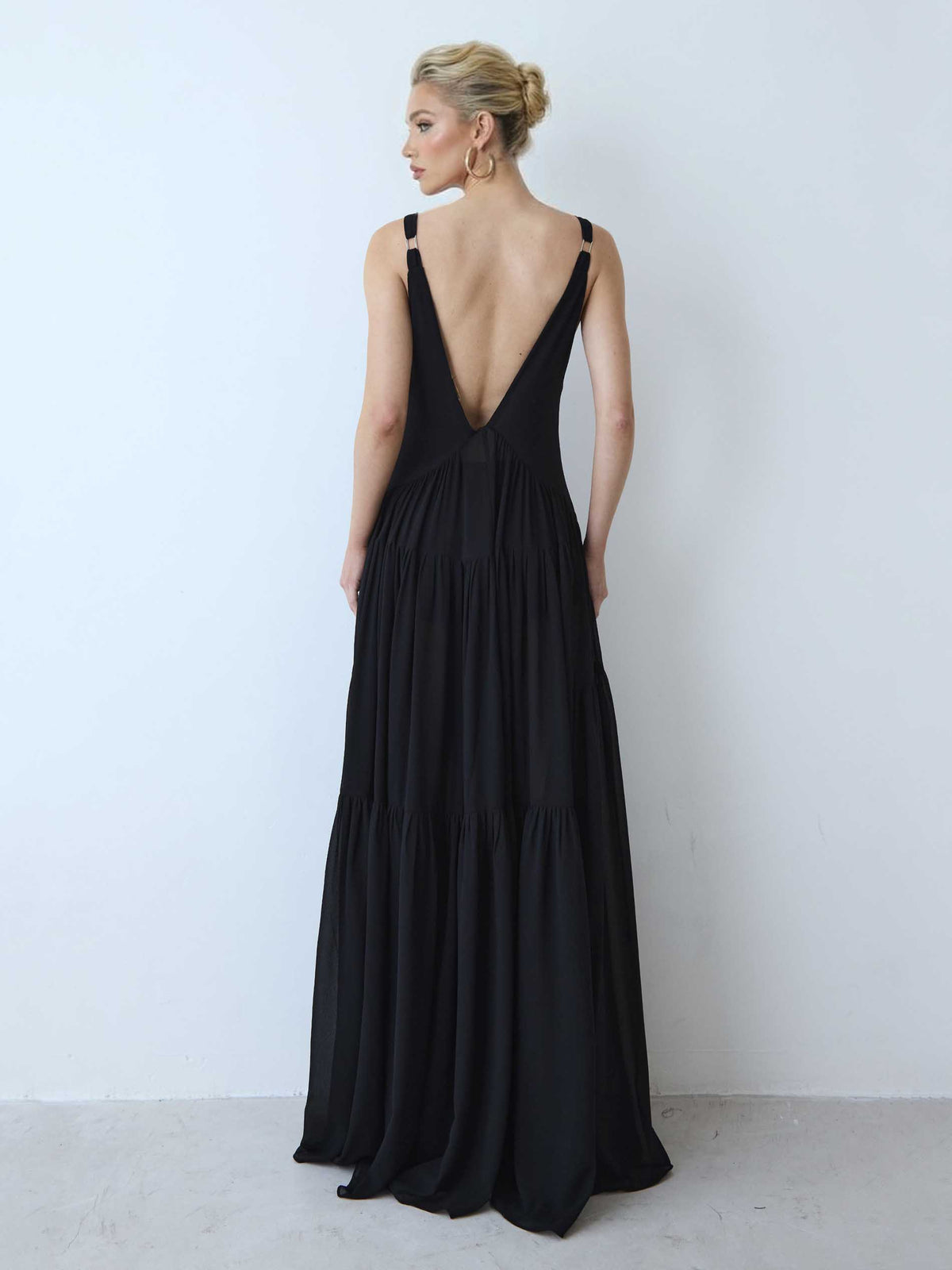 Raffinato maxiabito in chiffon a strati con scollo a V e scialle