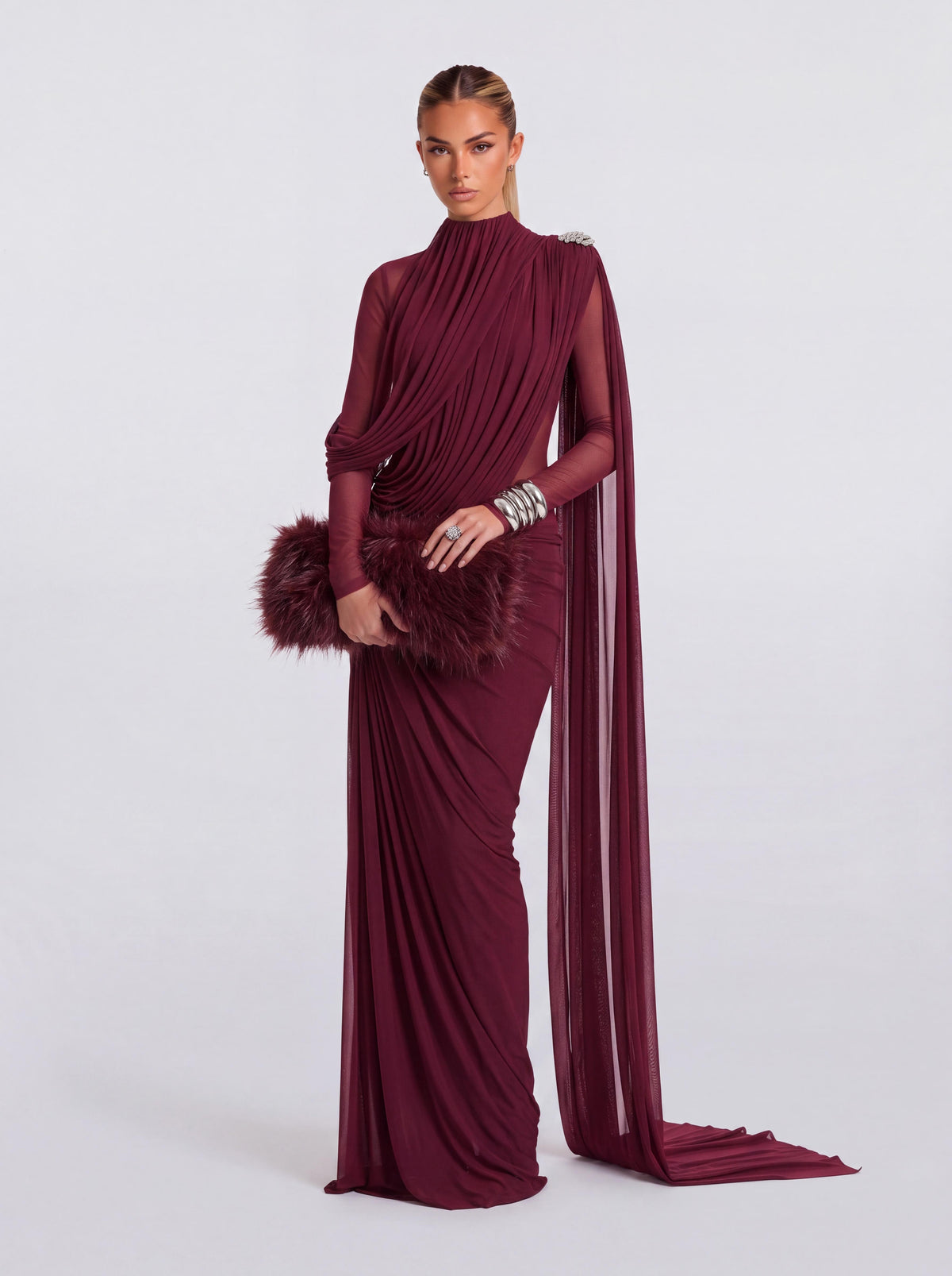 Vestido comprido assimétrico, com decote alto, drapeado cruzado e alça lateral