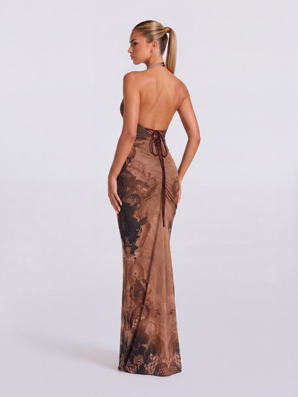 Vestido comprido justo verde-curry com padrão de dragão, decote halter e corte sereia