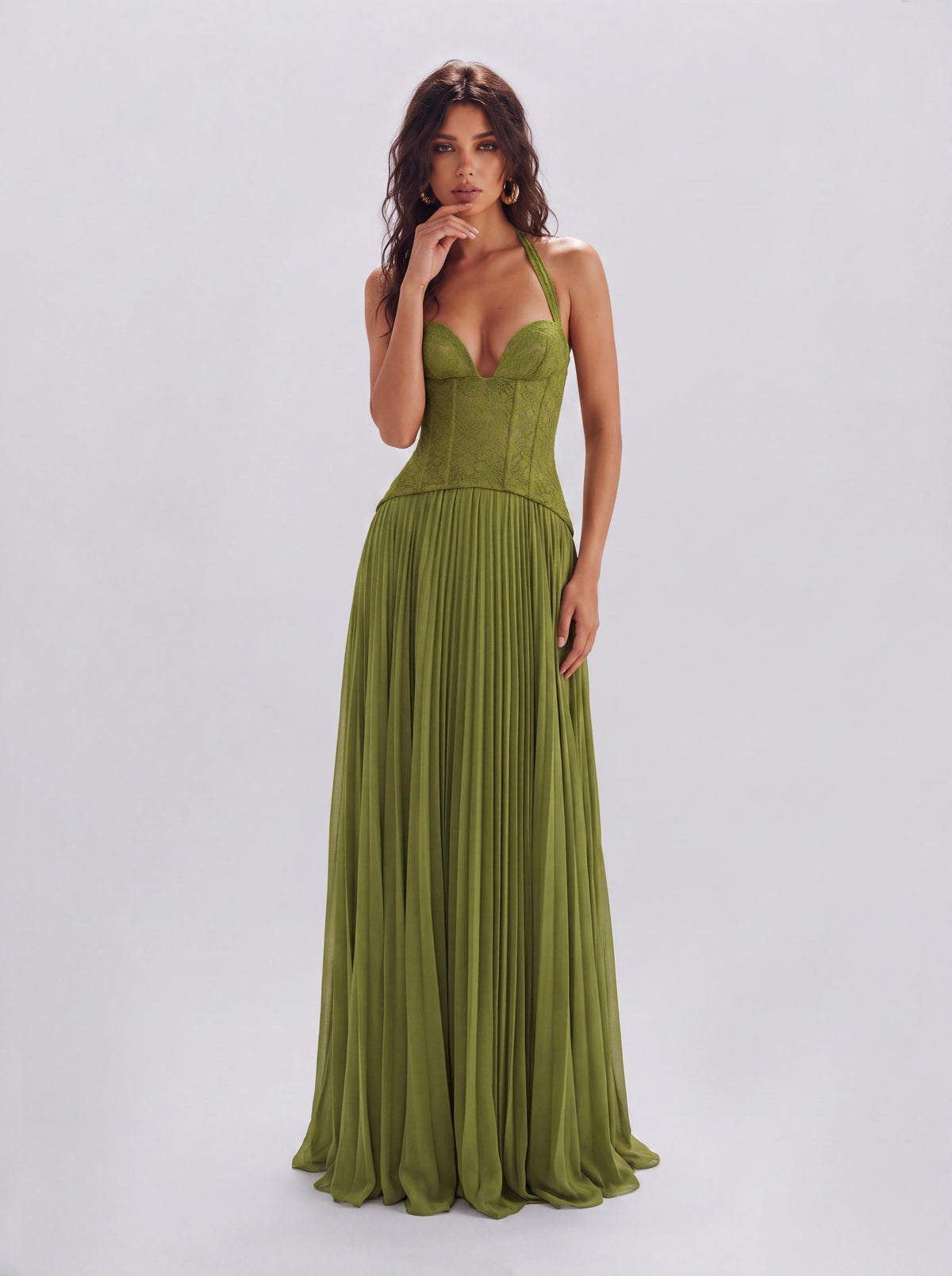Vestido largo de fiesta con escote barco de encaje y pliegues