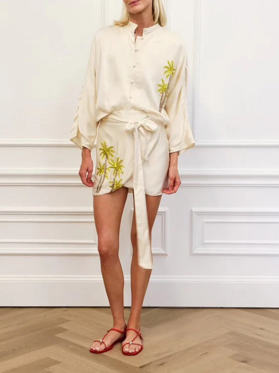 Conjunto casual de camisa bordada com motivos florais e saia envelope