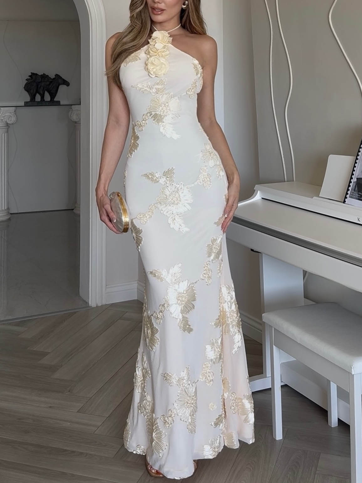 Legantes rückenfreies Maxikleid mit 3D-Blumen
