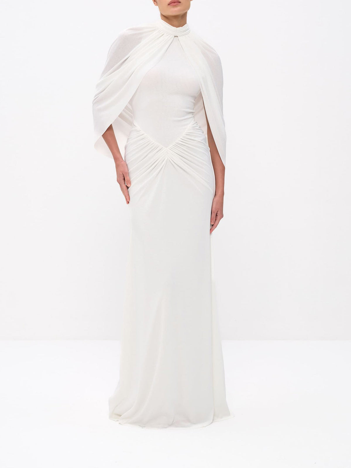 Elegantes plissiertes Maxikleid mit Capeärmeln und hohem Kragen