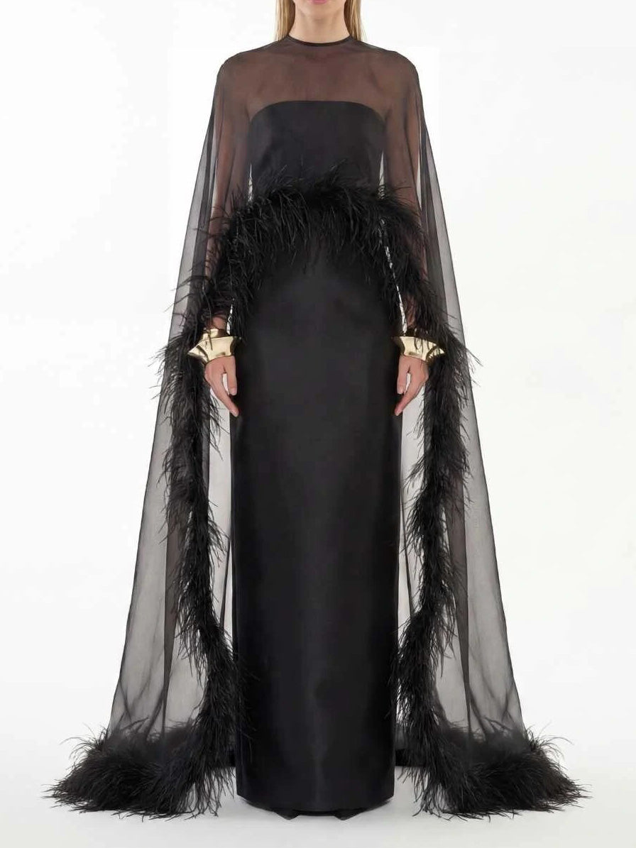 Elegante abito maxi in raso nero con scialle in chiffon trasparente