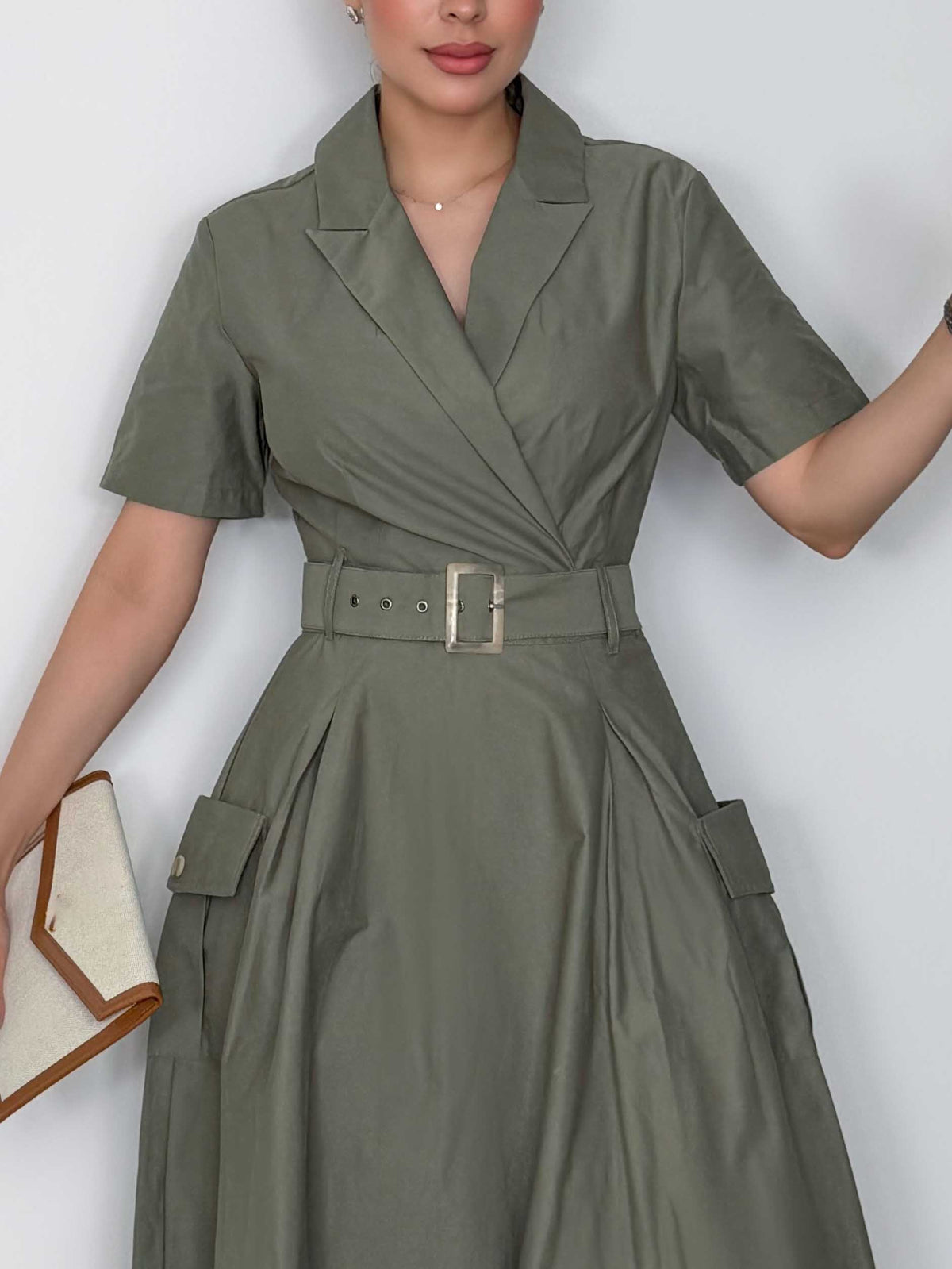 Robe chemise midi décontractée à col à encoches, manches courtes et taille nouée