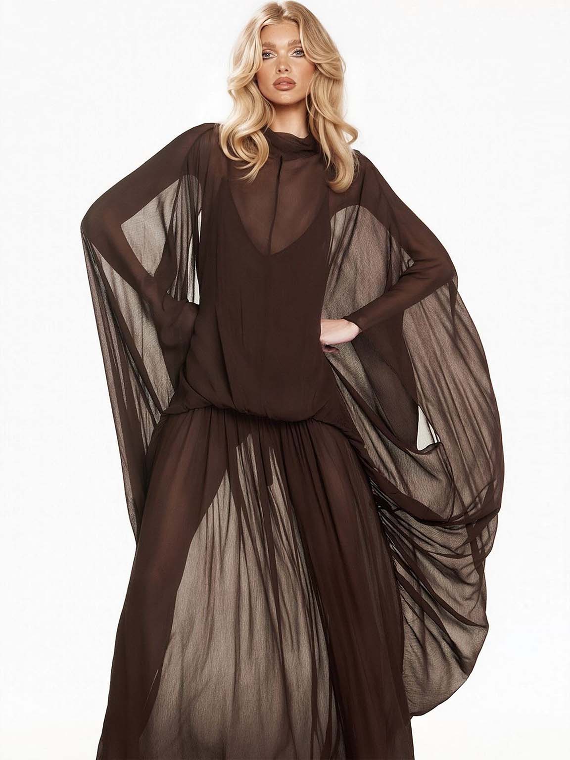 Raffinato abito lungo fluido di chiffon con maniche drappeggiate