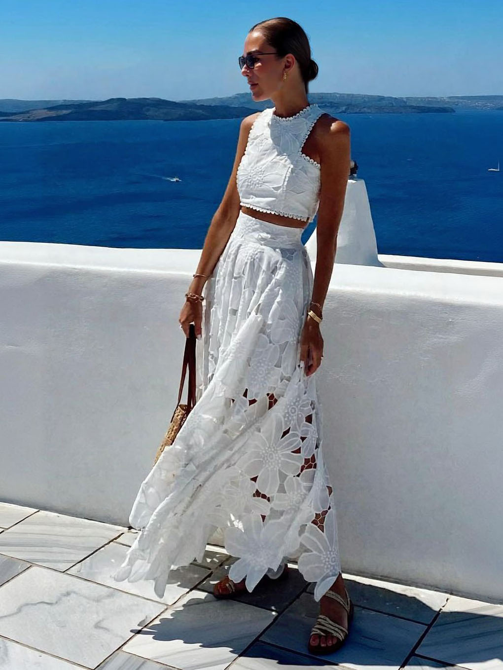Elegante completo due pezzi con gilet corto in pizzo floreale traforato