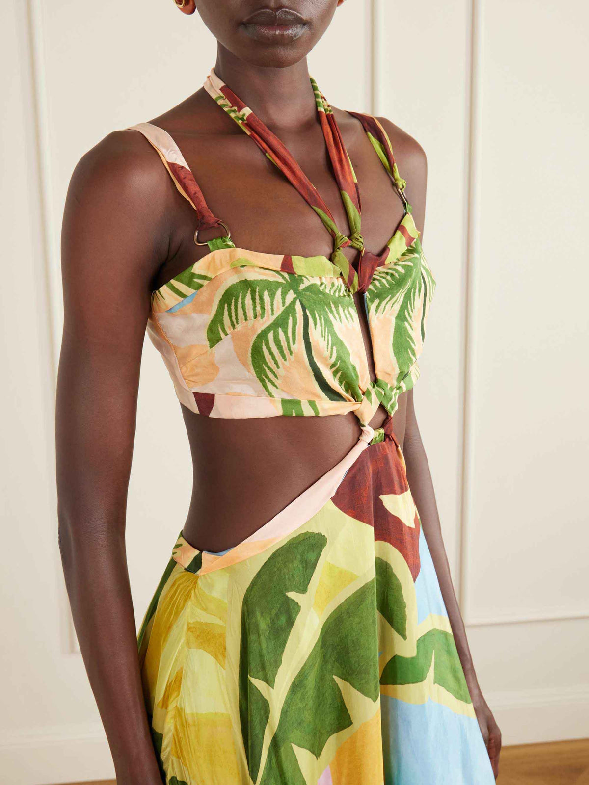 Vestido largo asimétrico halter con estampado de hojas tropicales y aberturas