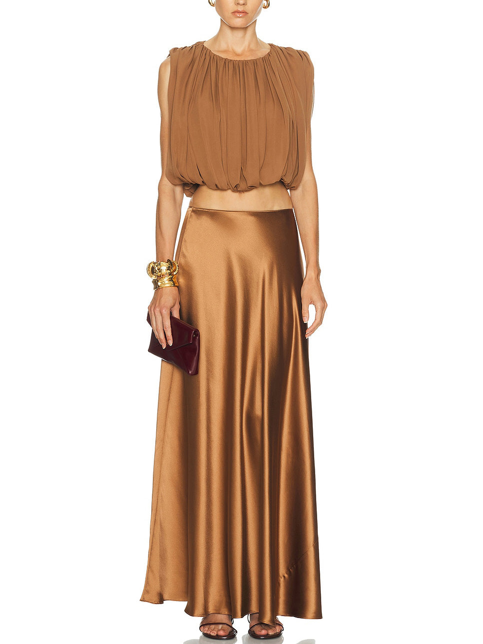 Elegante set con top corto arricciato e gonna midi in raso